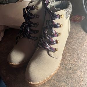 Never worn pair of Maurices size 10 wedge boots!